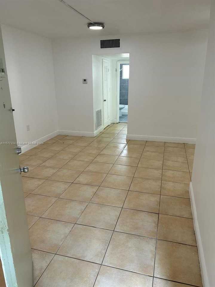 Ne 162nd St #C5 - Photo 2 of 8