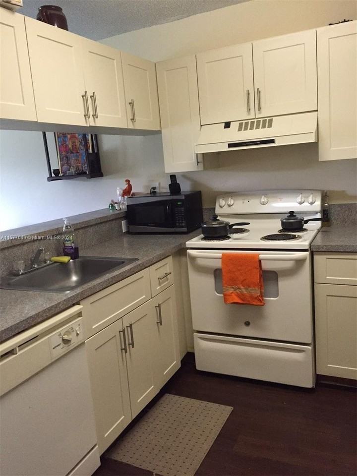 9784 Nob Hill Ct #9784 - Photo 2 of 7