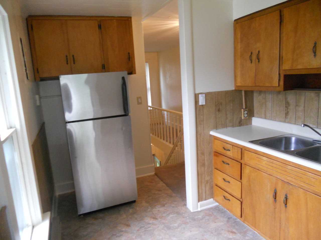 628 1/2 3rd St - Photo 5 of 8