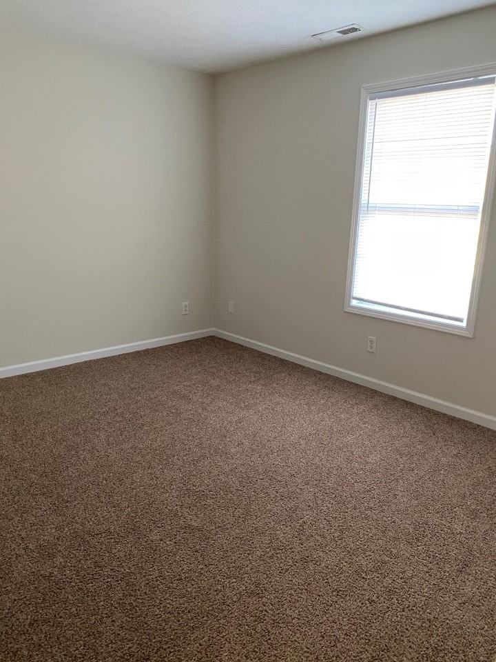 395 Thomas Road - Photo 3 of 8