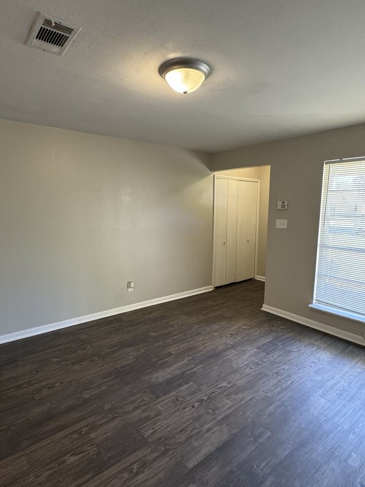 2409 Eloise Cir - Photo 2 of 11