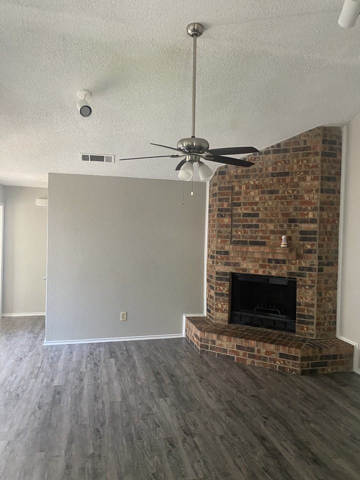 201 Valley Spring Dr - Photo 2 of 10