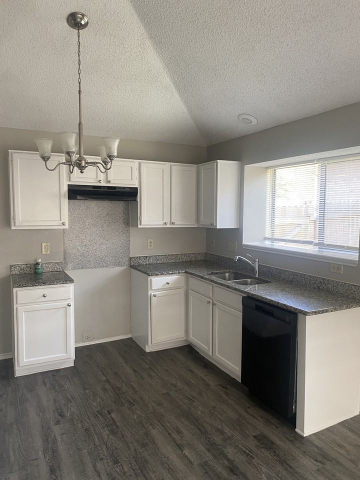 201 Valley Spring Dr - Photo 3 of 10