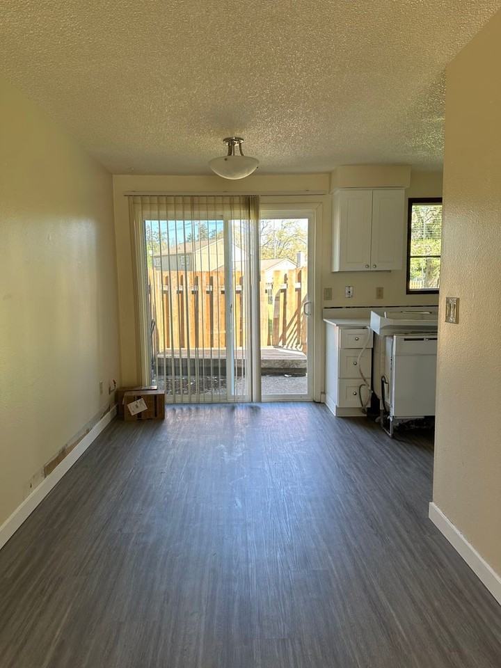 6210 Se Lake Rd - Photo 3 of 9