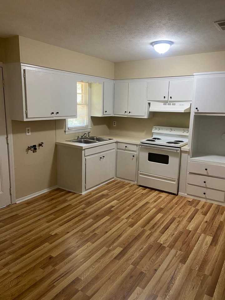 4816 Wellborn Dr - Photo 3 of 12