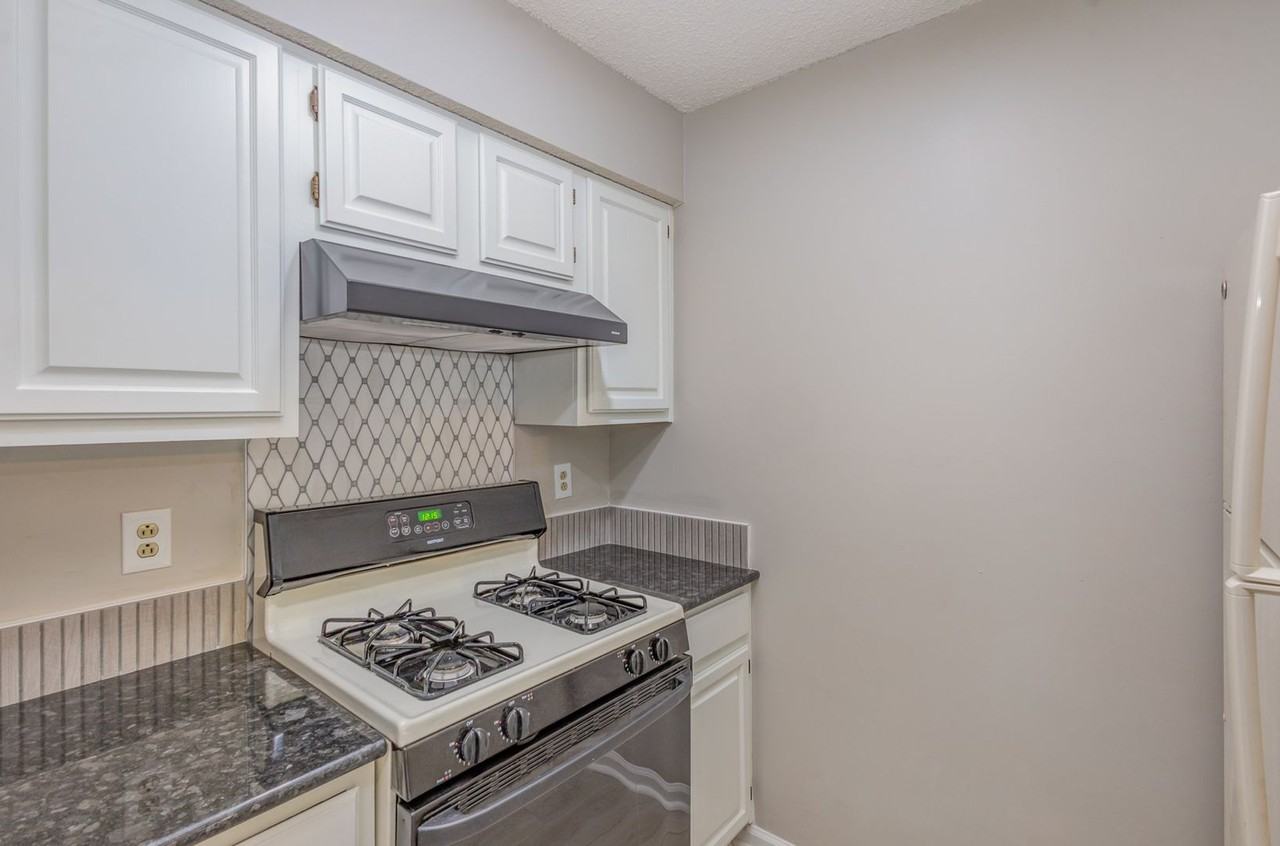 5011 Sharon Rd #F - Photo 6 of 29