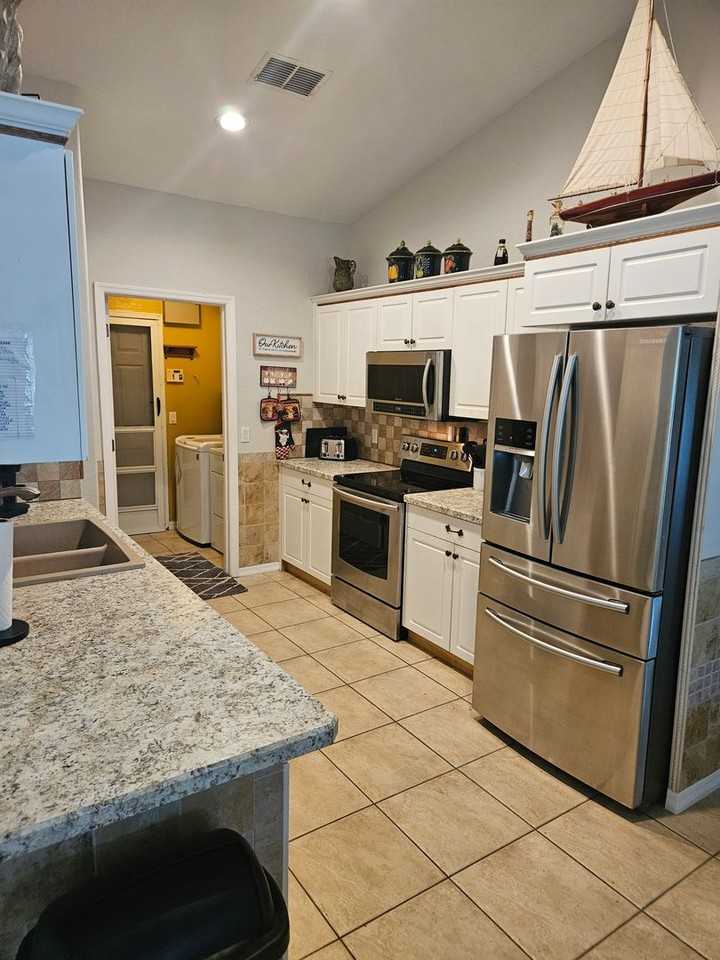 1114 Ne 3rd Ave - Photo 7 of 28