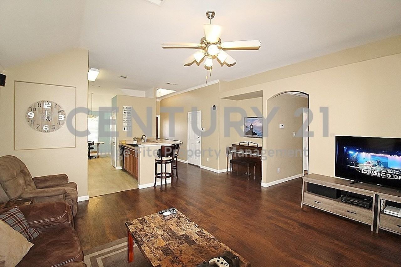 1630 Wildflower Dr - Photo 3 of 11