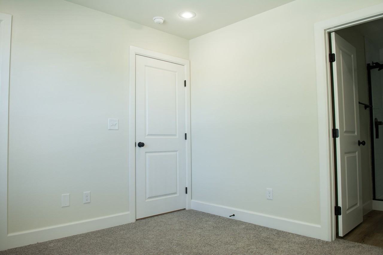 156 N Centennial Ave - Photo 3 of 32