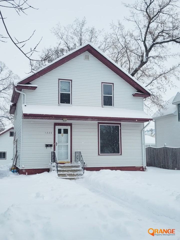 1220 6th St S - Photo 2 of 33