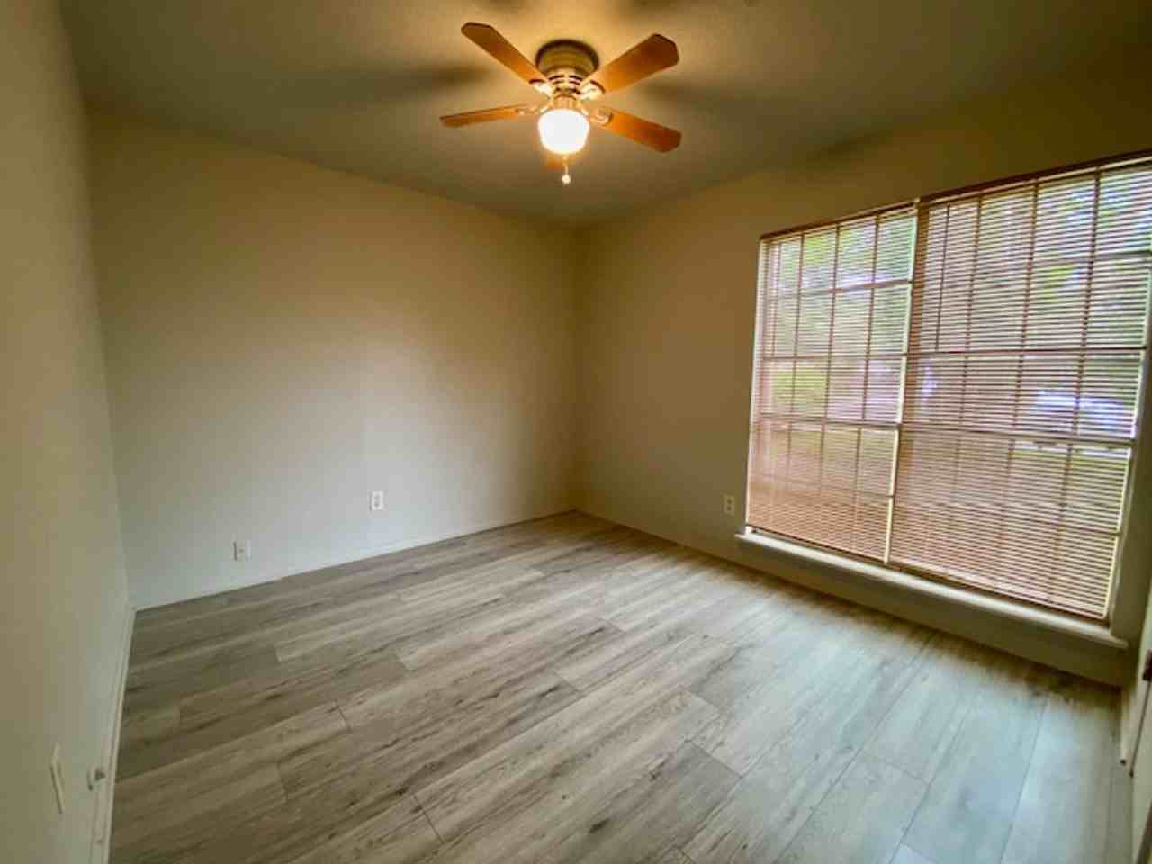 317 Oregon Ave - Photo 3 of 11