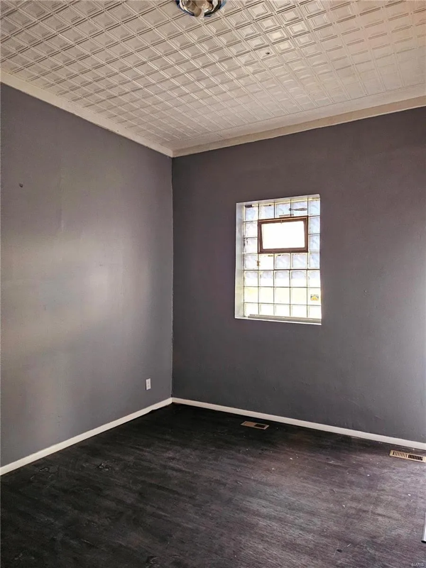 1027 Garth Ave - Photo 2 of 10