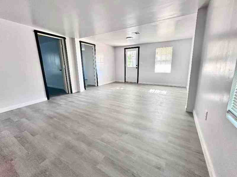 719 S Poplar St - Photo 2 of 9