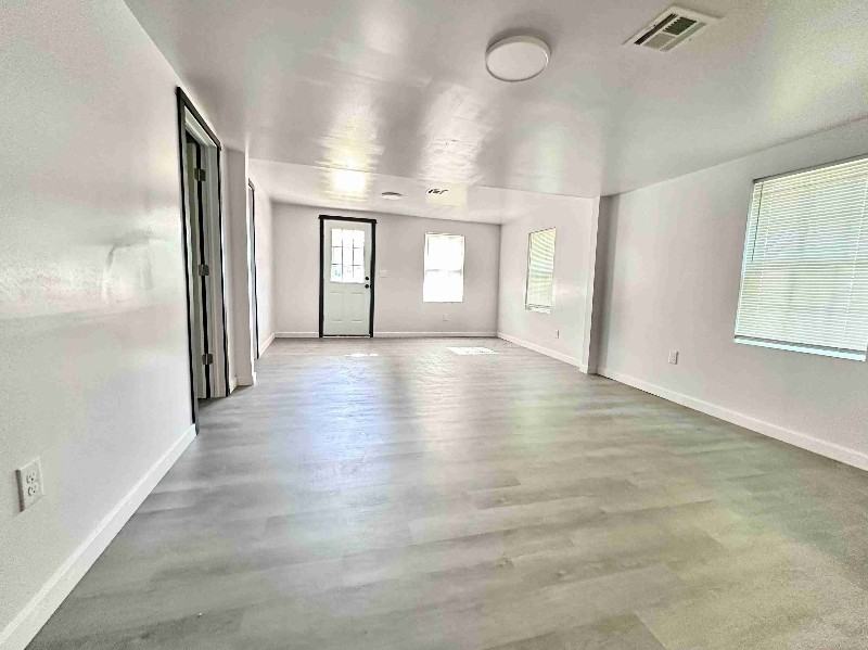 719 S Poplar St - Photo 3 of 9