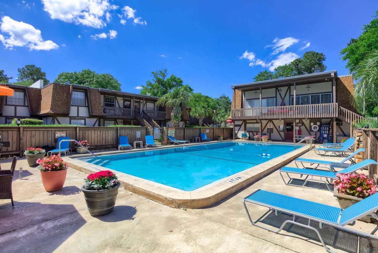 Red Lion - Photo 2 of 20