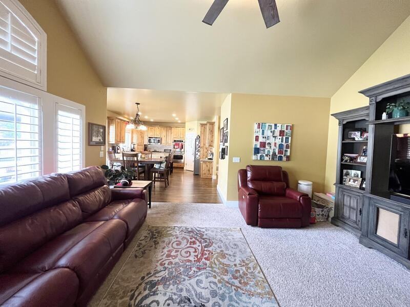 2035 E Quartzridge Dr - Photo 7 of 50