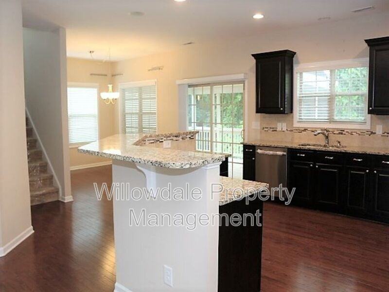 717 Minerva Dale Dr - Photo 3 of 32