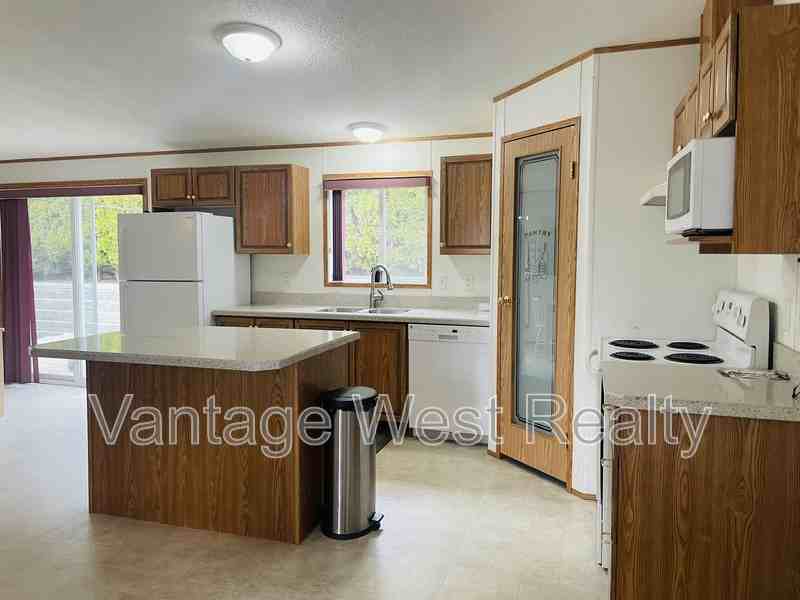 156 Hollywood Rd N - Photo 2 of 24