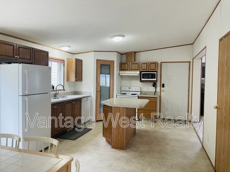 156 Hollywood Rd N - Photo 3 of 24