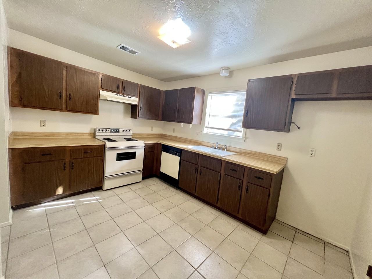 1116 Airline Drive - Photo 7 of 29