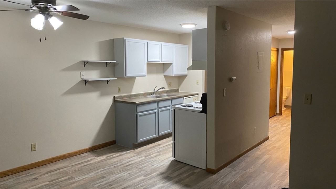 Hutchinson Echo Drive Apartments - Photo 3 of 9