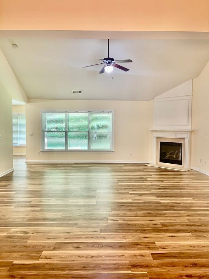 373 Southgate Dr - Photo 4 of 34