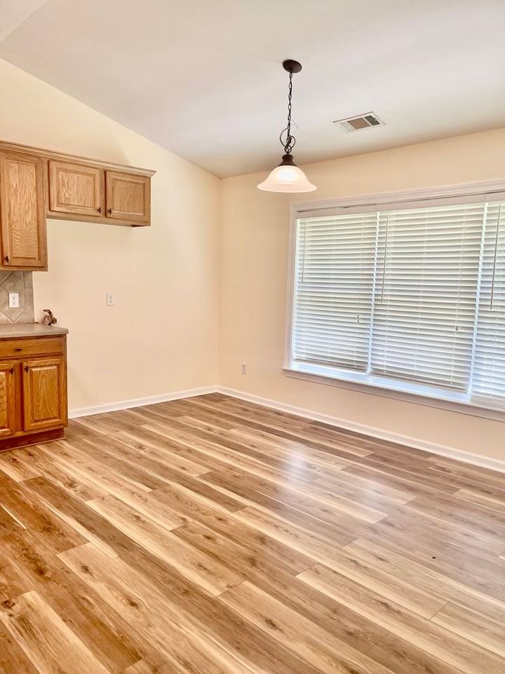 373 Southgate Dr - Photo 6 of 34