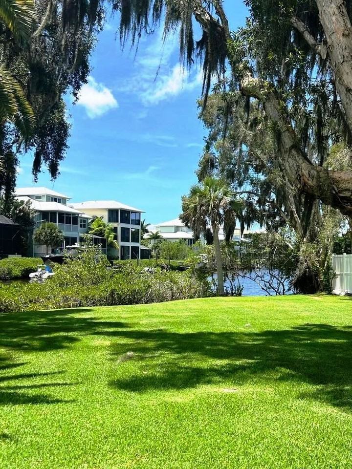 812 Bayview Dr - Photo 2 of 33