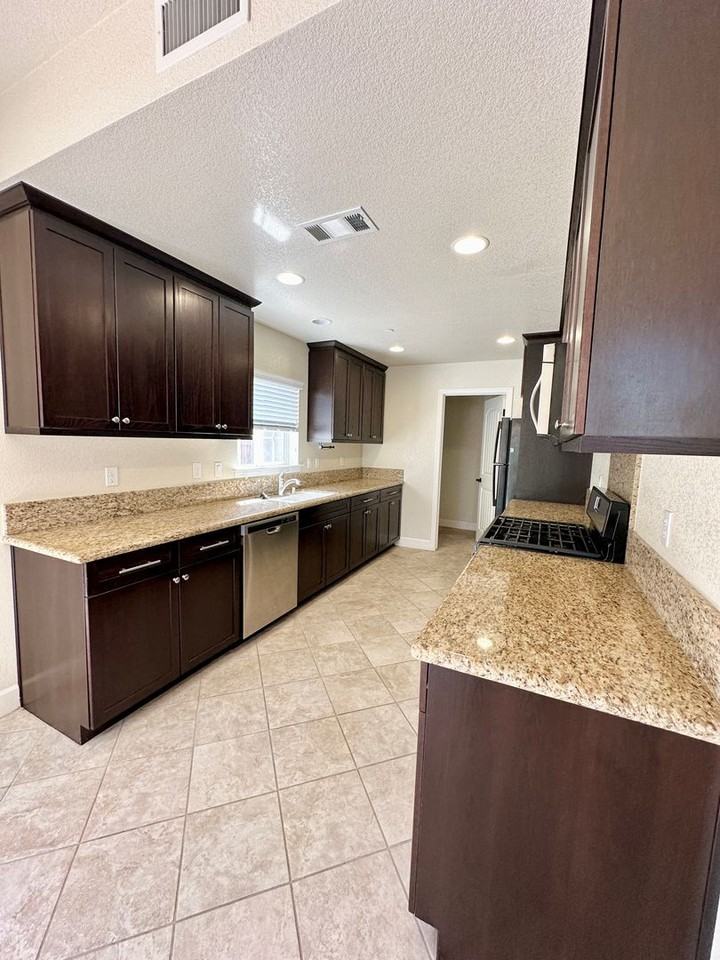 1154 Galeria Cir - Photo 5 of 32