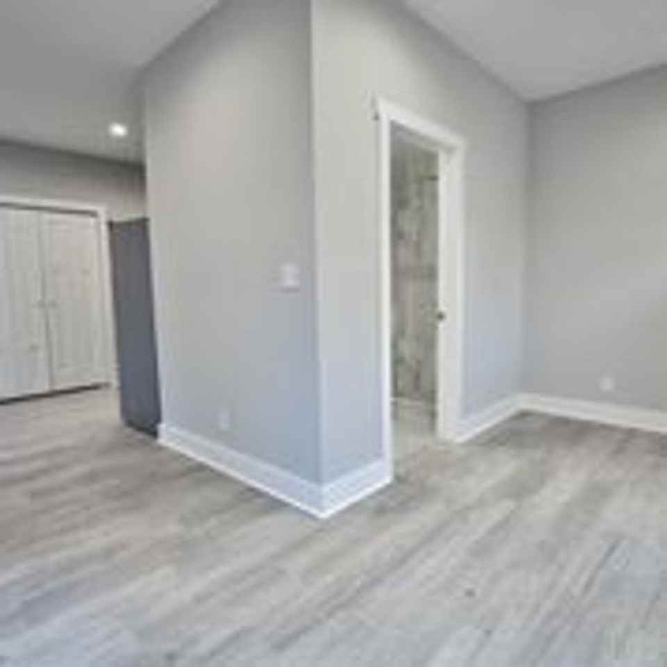 670 E 17th St - Photo 2 of 9