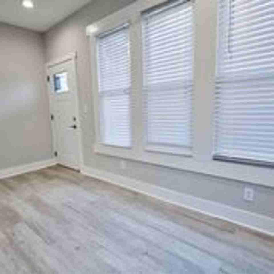 670 E 17th St - Photo 3 of 9