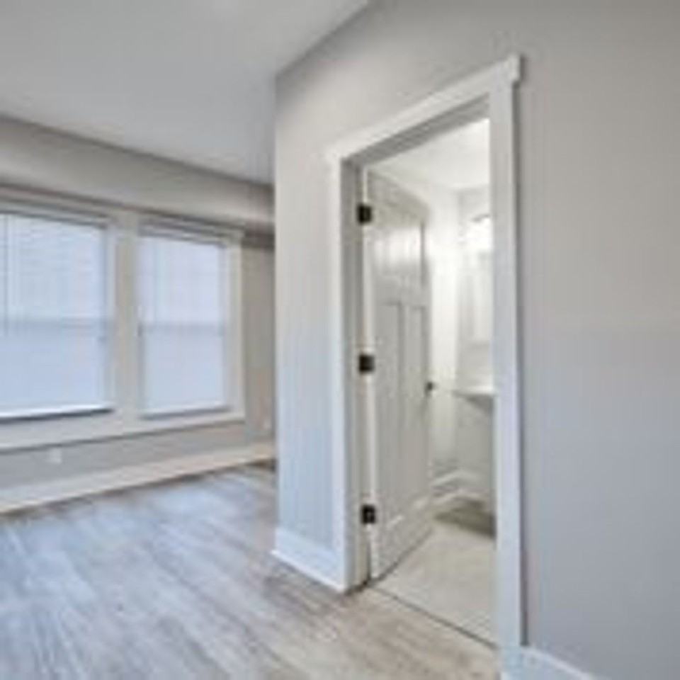 670 E 17th St - Photo 4 of 9