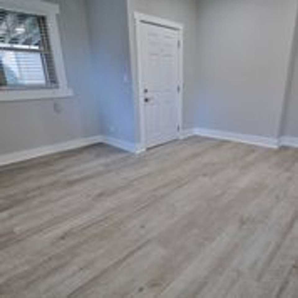 670 E 17th St - Photo 5 of 9