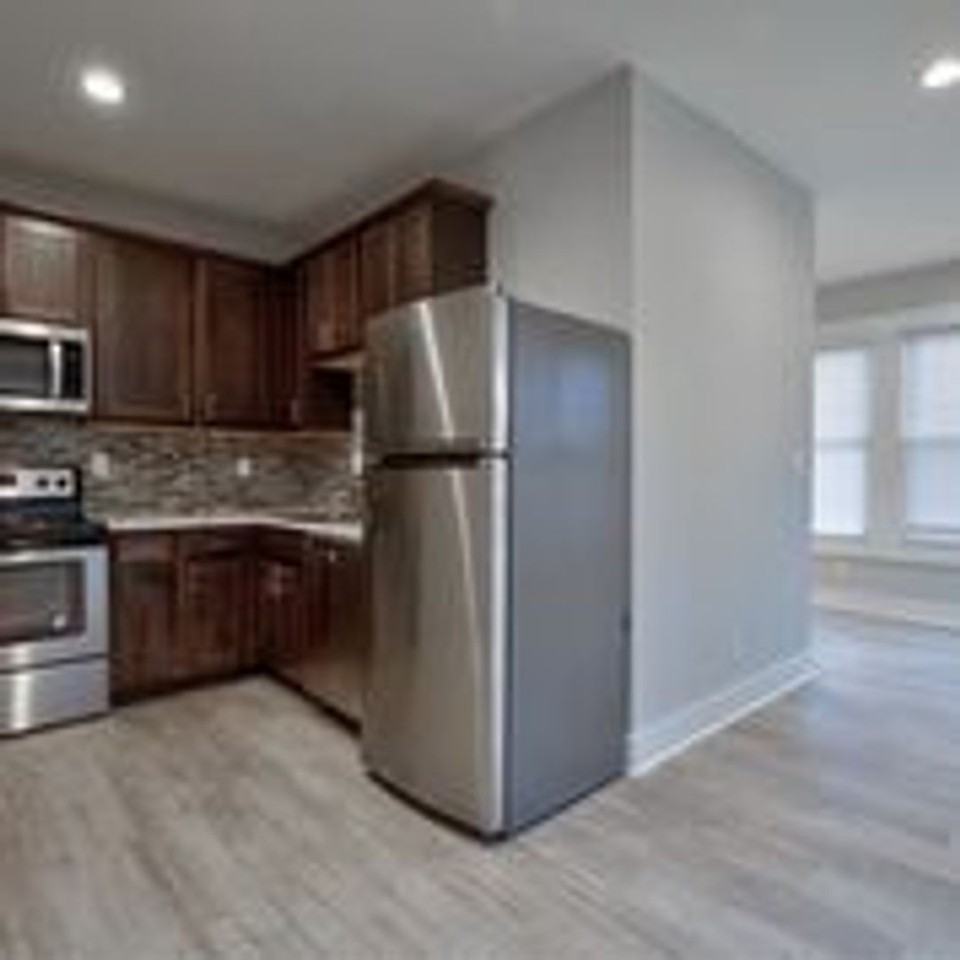 670 E 17th St - Photo 6 of 9