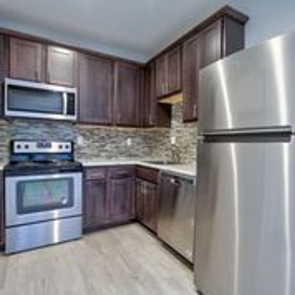 670 E 17th St - Photo 7 of 9