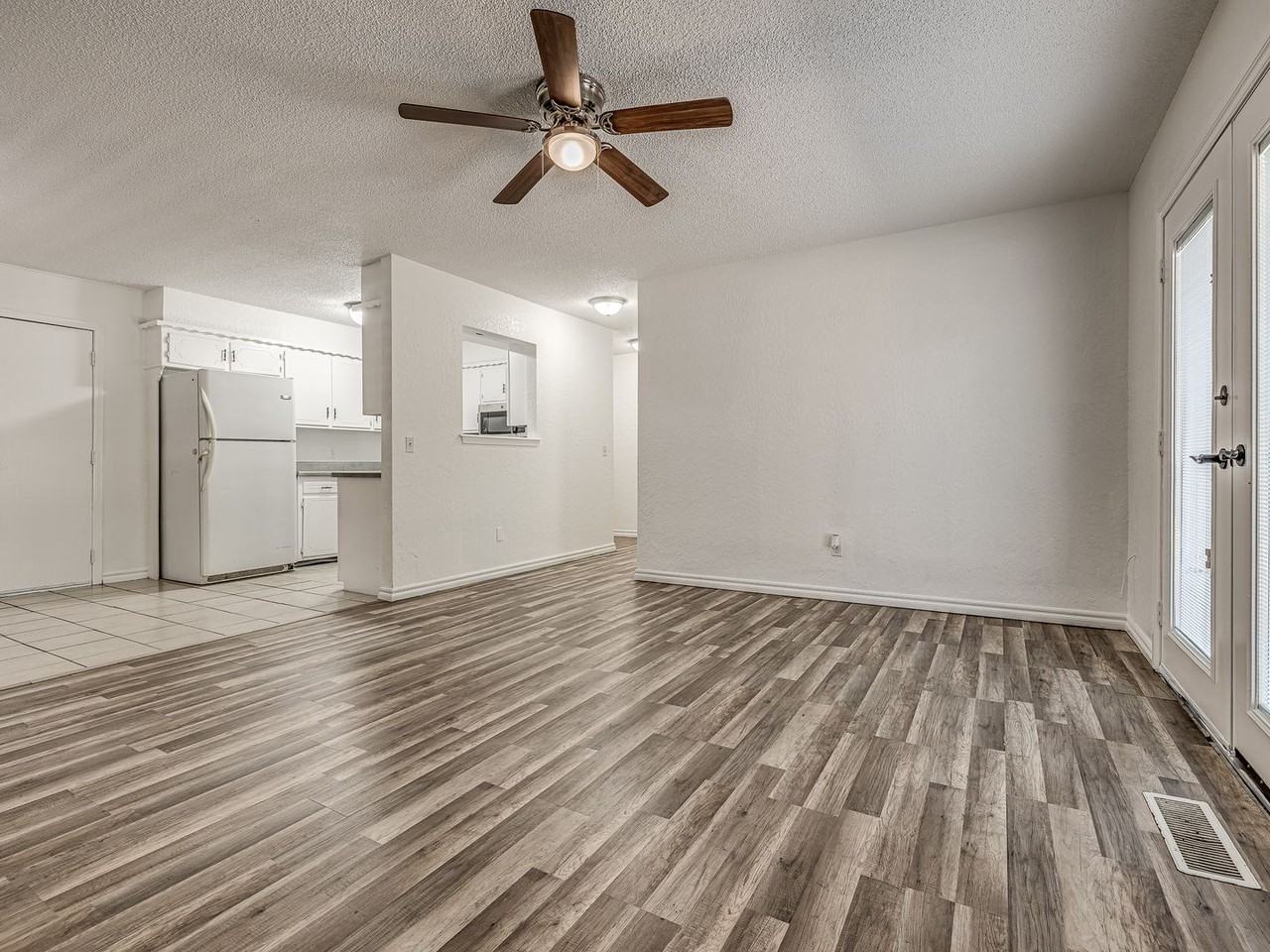 401 Oak Creek Dr - Photo 2 of 15