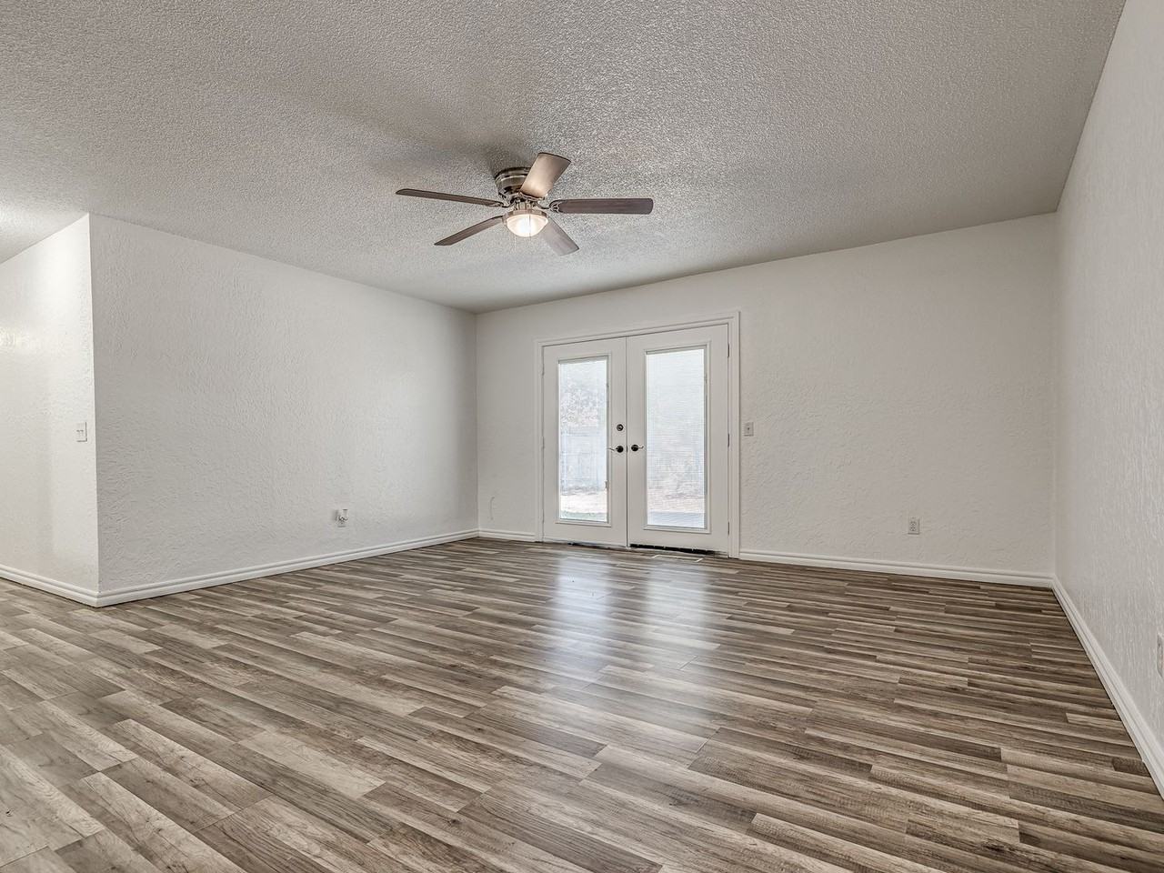 401 Oak Creek Dr - Photo 3 of 15