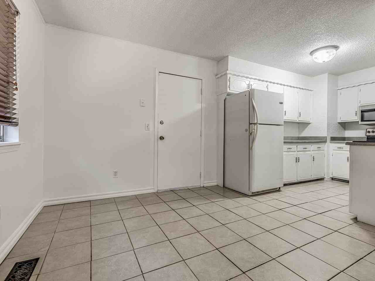 401 Oak Creek Dr - Photo 4 of 15