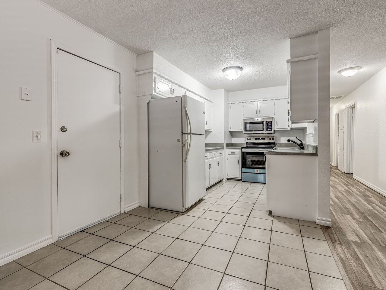 401 Oak Creek Dr - Photo 5 of 15