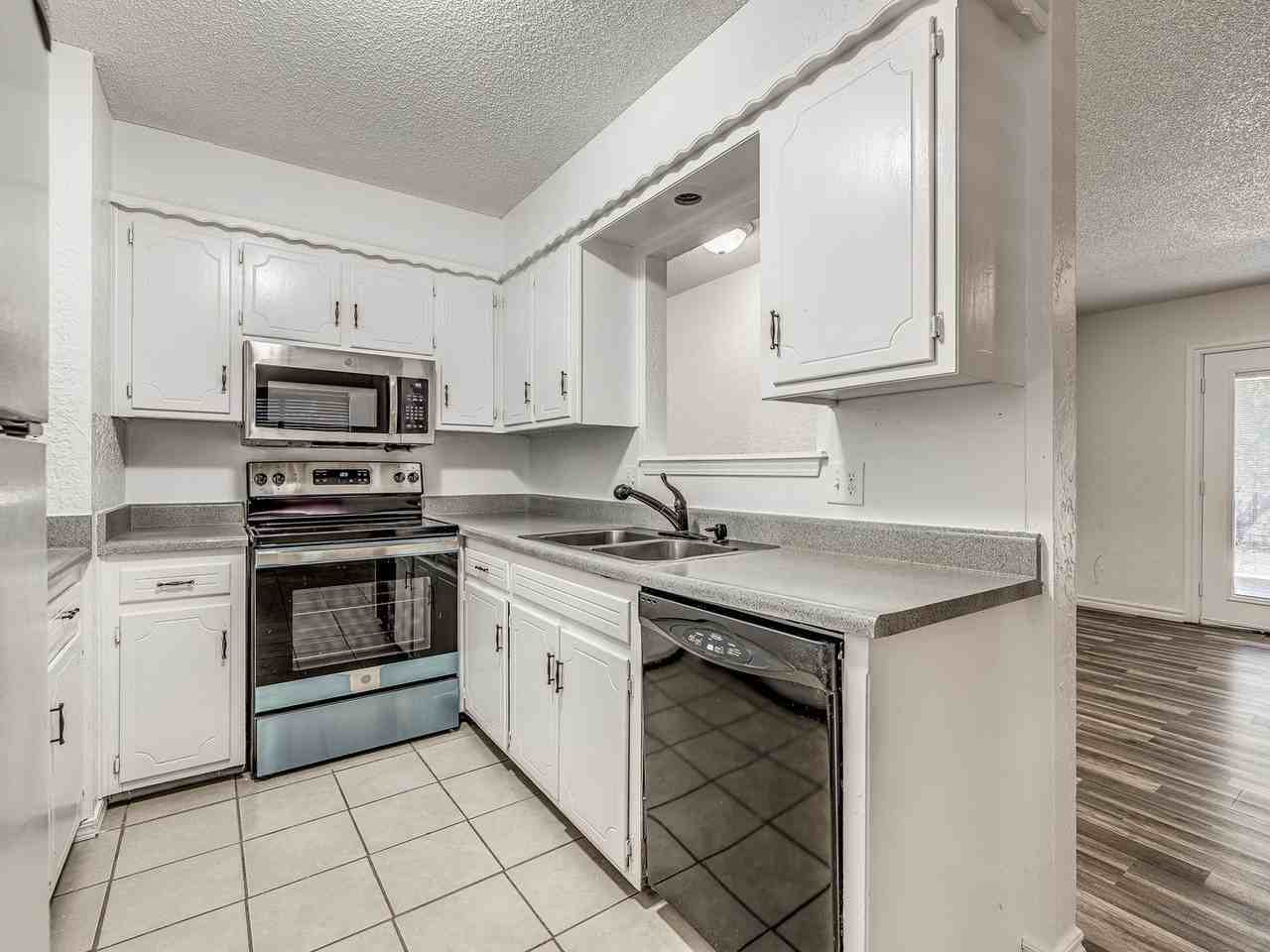 401 Oak Creek Dr - Photo 6 of 15