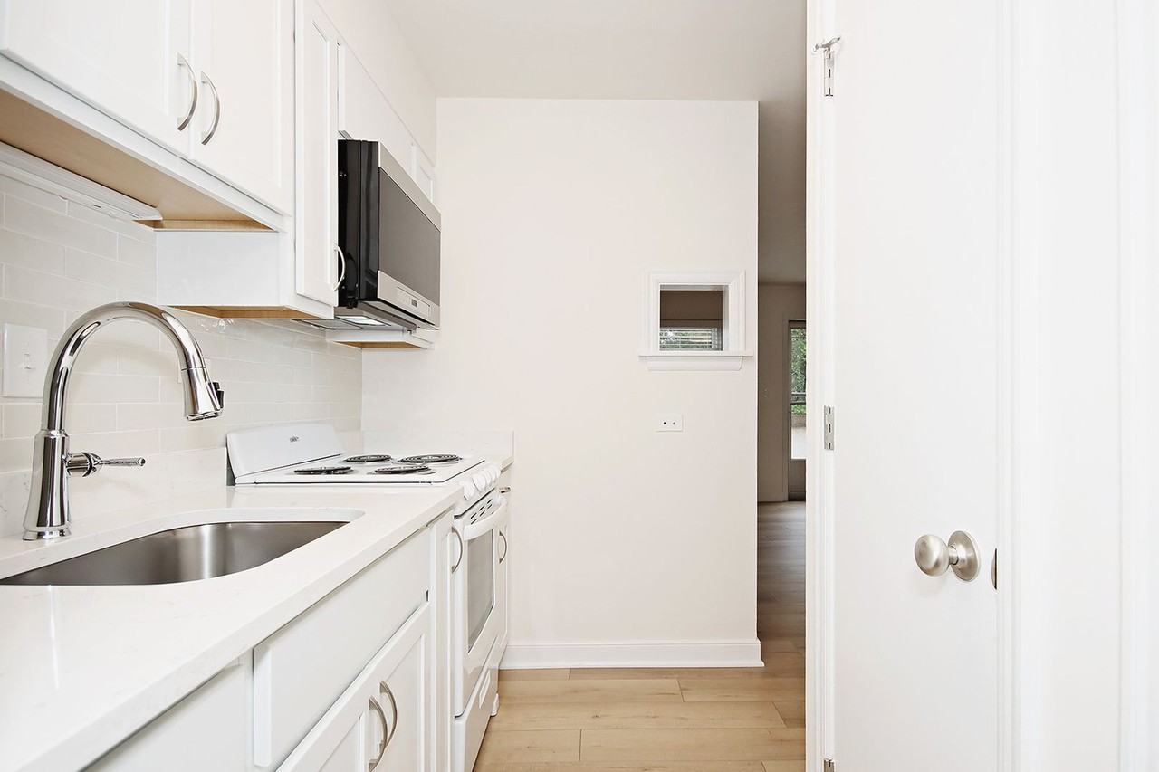 2114 Ivy Rd #10 - Photo 4 of 11