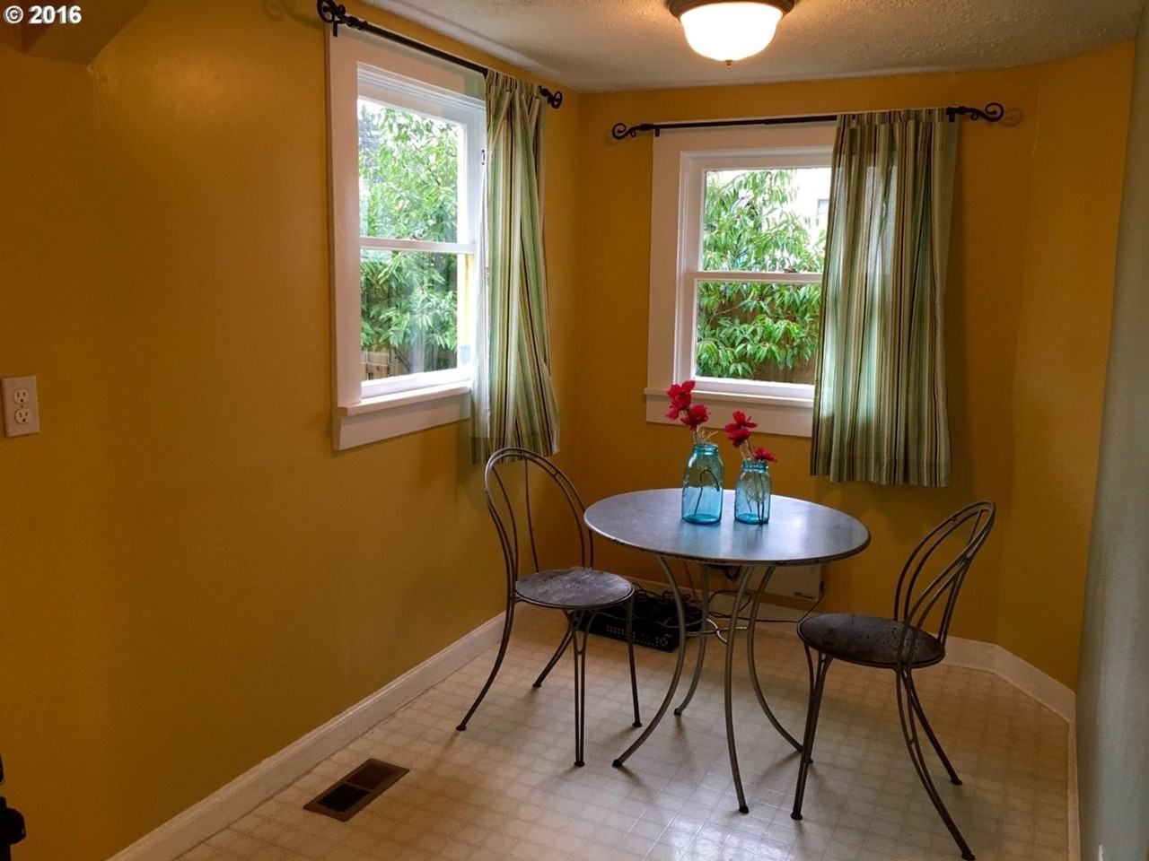 122 E 28th St - Photo 3 of 34