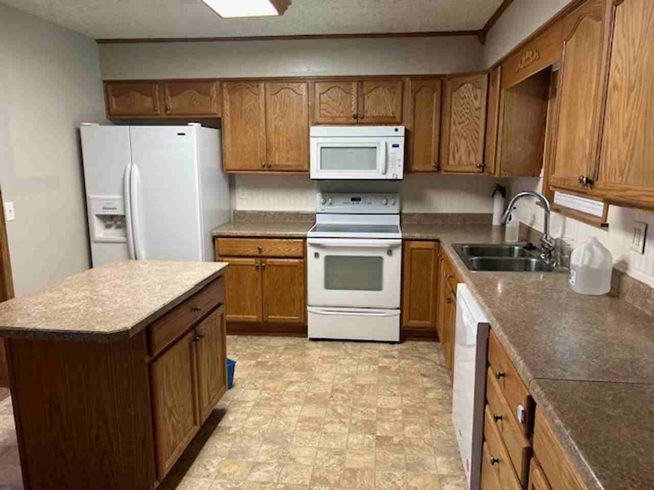 116 Hedge Dr - Photo 2 of 11