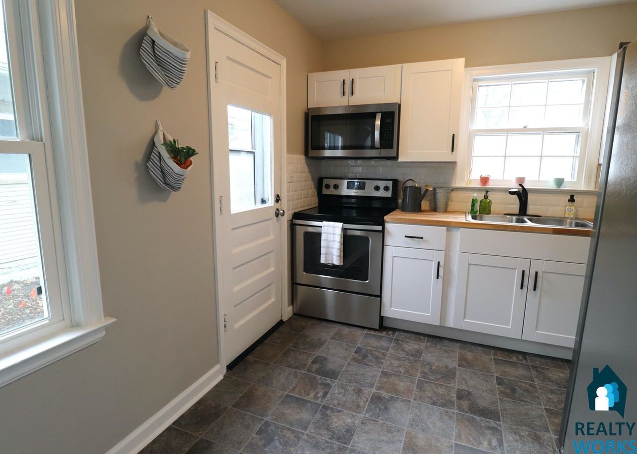 2940 F St - Photo 3 of 12