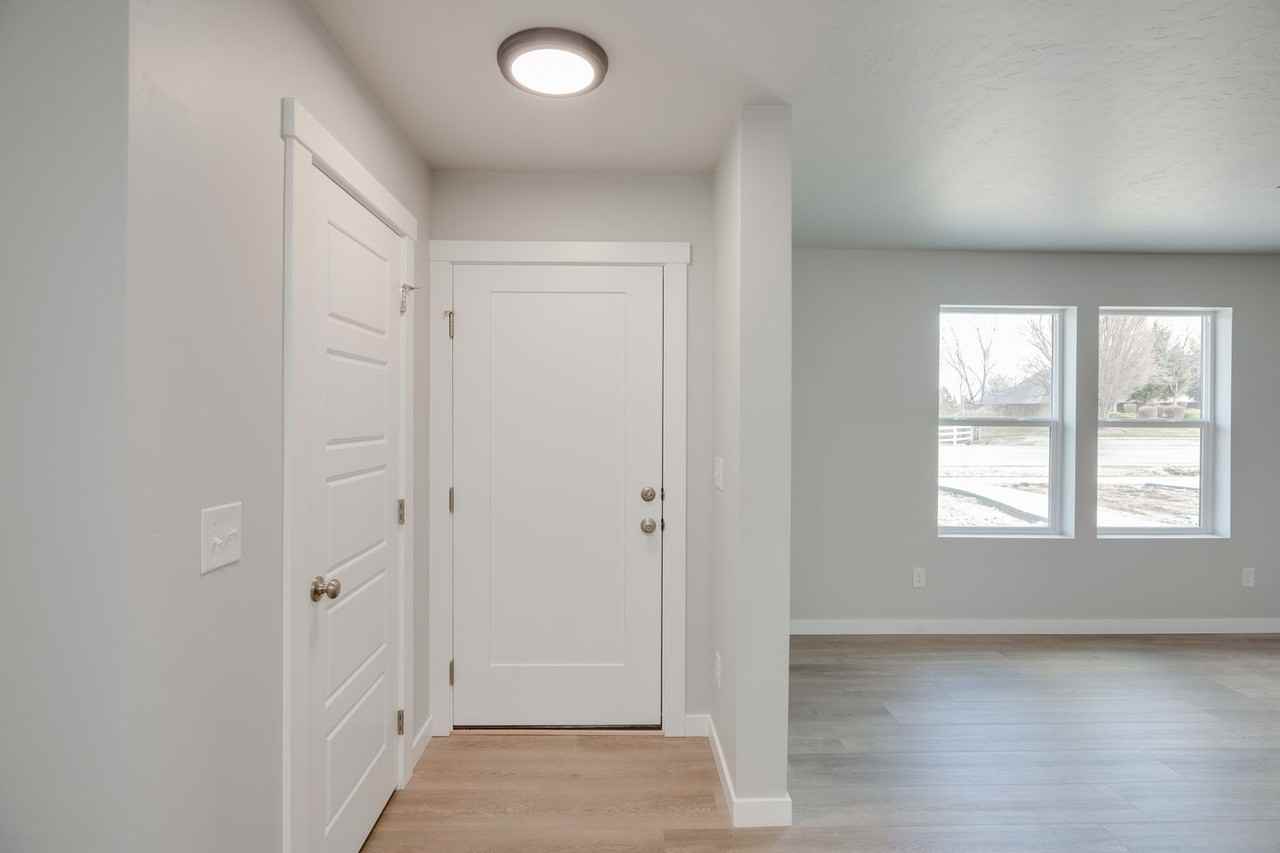 12463 W Victory Rd - Photo 2 of 21