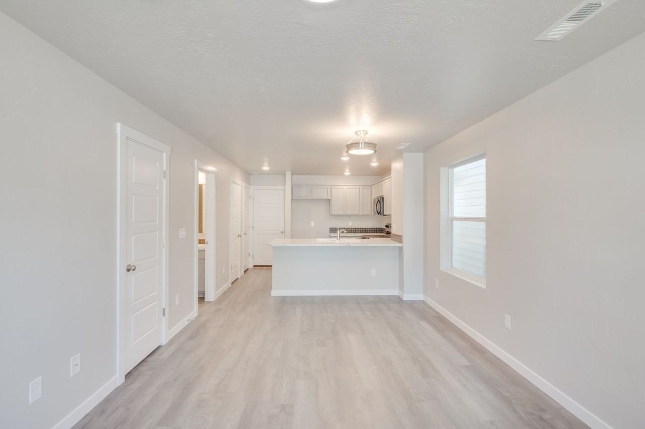 11037 W Crestwater Ln - Photo 3 of 20