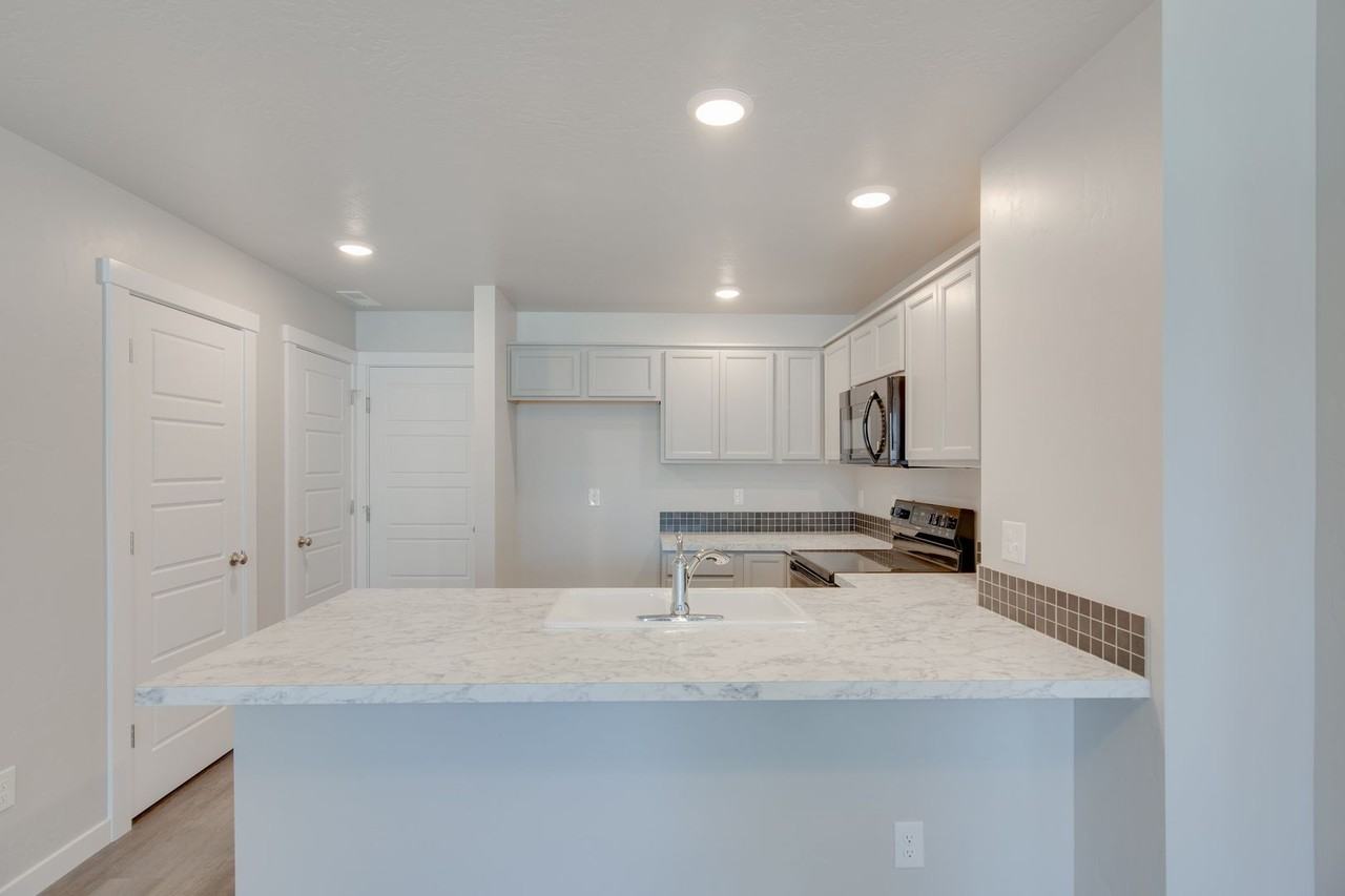 11037 W Crestwater Ln - Photo 5 of 20