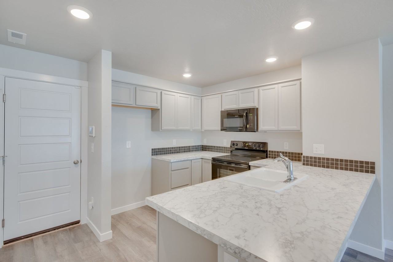 11037 W Crestwater Ln - Photo 6 of 20