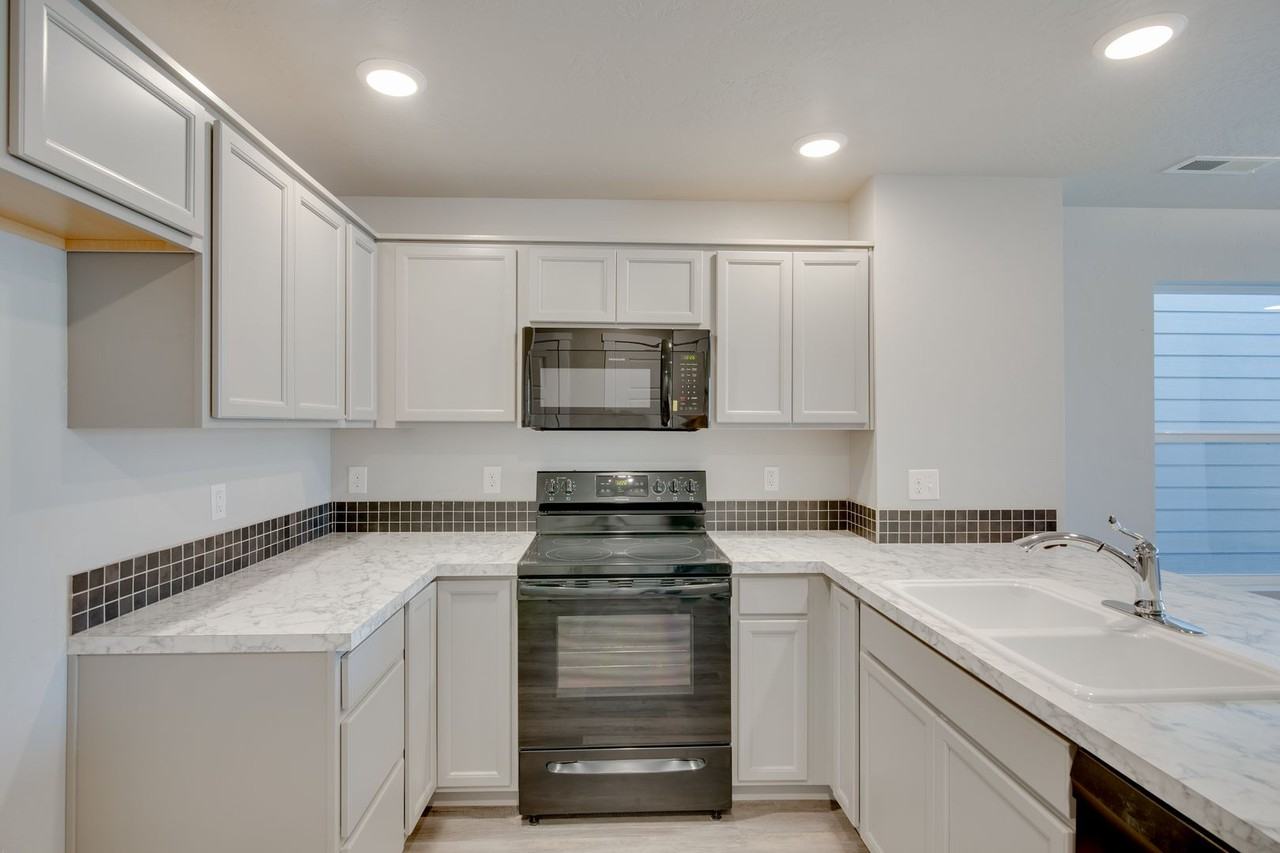 11037 W Crestwater Ln - Photo 7 of 20