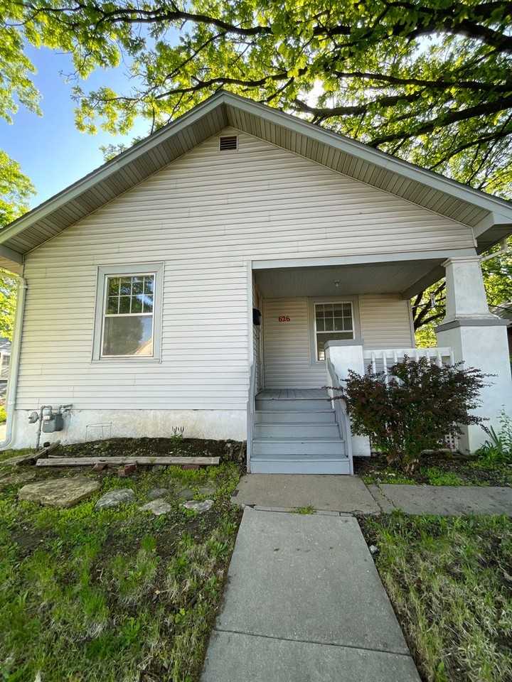 626 Lawrence St - Photo 2 of 20